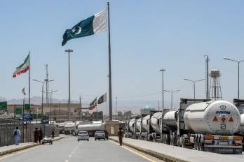 Los petroleros iraníes hacen cola en la frontera entre Pakistán e Irán en Taftan, provincia de Baluchistán, el 18 de junio de 2025, en medio del conflicto en curso entre Israel e Irán.