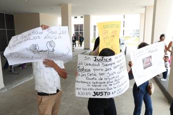 Familiares de los hermanos Ávila se manifestaron fuera del tribunal durante la audiencia que reabre dudas sobre una condena dictada hace más de 25 años.