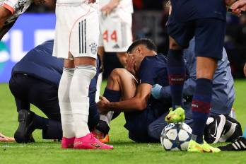 El futbolista del PSG, Achraf Hakimi, salió lesionado entre lágrimas durante el partido contra el Bayern Múnich.
