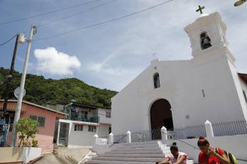 Fachada de la iglesia de San Pedro en Taboga.