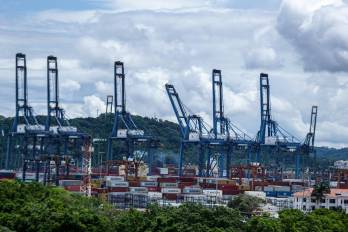 Patio de contenedores en el puerto de Panama Port en Balboa.