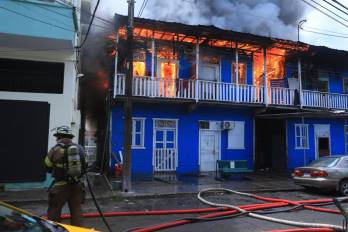 Instantes del incendio en La Macarronera de Calidonia.