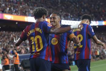 El delantero del FC Barcelona Lamine Yamal (izq.) celebra con Raphinha su gol ante el Rayo.