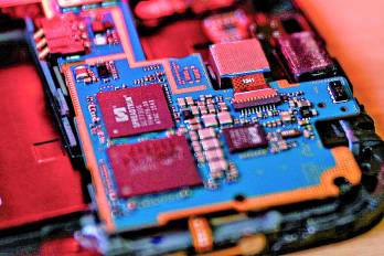 Un semiconductor es un material con conductividad eléctrica intermedia entre un conductor y un aislante.