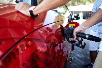 Impacto social: Las reducciones superiores a los 40 centavos por galón en las gasolinas mitigan temporalmente los reclamos de los sectores productivos y de carga respecto a los costos de operación logística en el interior de la república.