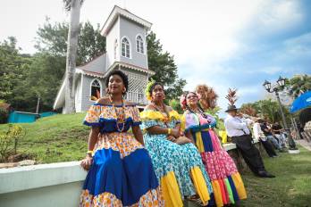Mujeres empolleradas con la vestimenta tradicional congo.
