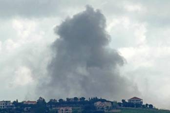 El humo se eleva desde el lugar de un ataque israelí en las afueras de la aldea de Choukine, en el sur del Líbano, el 9 de abril de 2026.