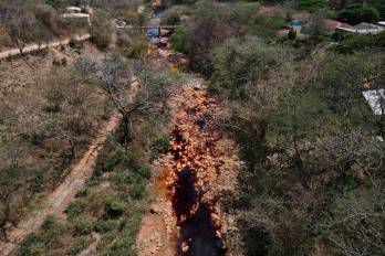 Fotografía aérea del 28 de febrero de 2025 del río San Sebastián contaminado a causa de la explotación minera, en Santa Rosa de Lima (El Salvador). EFE/ Rodrigo Sura