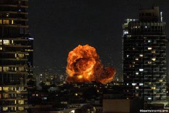 Momento en que uno de los misiles impacta en Tel Aviv