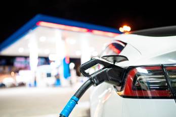 La compra de autos eléctricos crece en mercados como América y Asia.