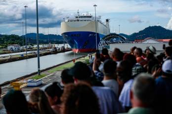 Un buque cruza el Canal de Panamá desde las esclusas de Miraflores, Cocolí.