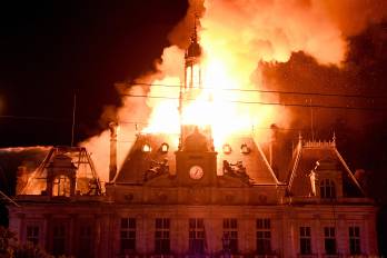 Esta fotografía muestra un incendio que consume y destruye el ayuntamiento, después de que un grupo de personas irrumpiera en el edificio durante las protestas contra el alto costo de la vida, en Limoges, en el centro de Francia.