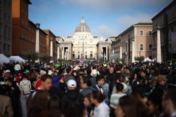 La gente se reúne en la Via della Conciliazione antes del funeral del difunto Papa Francisco, cerca del Vaticano, en Roma, el 26 de abril de 2025.