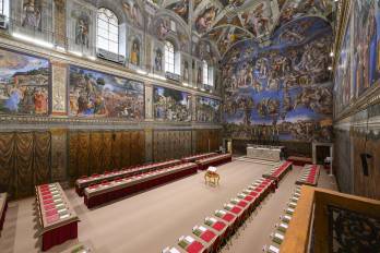 Los 133 cardenales que elegirán al nuevo papa se encerrarán desde mañana en la Capilla Sixtina, ante el fresco de Juicio Final de Miguel Ángel y donde todo está ya preparado, aseguró hoy la directora de los Museos Vaticanos, Barbara Jatta.