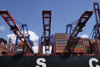 Imagen ilustrativa de un barco en medio de una terminal de contenedores.