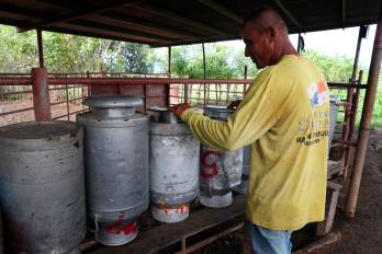 Pequeños negocios turísticos y actividades vinculadas con la pesca forman parte de la economía de Azuero. Sus trabajadores enfrentan el reto de recuperar sus ingresos tras la emergencia.