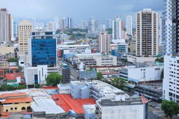 El dinamismo del transporte, el turismo, el comercio y las finanzas dinamizan la economía de Panamá.
