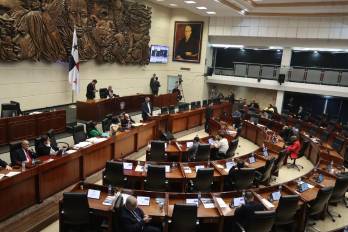 El ministro de Economía y Finanzas, Felipe Chapman, defendió el plan de gasto, que prioriza educación, salud y agro, y proyecta reducir el déficit fiscal al 3.5% del PIB.
