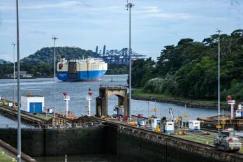 Un barco cruza por las esclusas del Canal de Panamá.