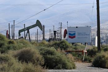 Bombas de bombeo extraen petróleo de pozos en un área de producción de Chevron en el campo petrolífero Midway-Sunset, el más grande de California, en Fellows, cerca de Taft, el 17 de octubre de 2025.