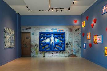 Exhibición “Mañana volveré a otro lugar”. A la izquierda la serie “Cripsis”; al centro la escultura “El descanso”; y a la derecha las series “Alfabeto” y “Corazones rotos”