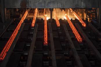 Esta foto tomada el 3 de diciembre de 2023, muestra acero al rojo vivo en una planta siderúrgica en Huaian, en la provincia oriental china de Jiangsu.