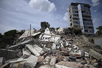 Una imagen muestra los escombros de un edificio derrumbado tras un terremoto en Catia La Mar, estado La Guaira, a unos 30 km al noroeste de Caracas, el 25 de junio de 2026.