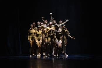 Soul Chain, de Sharon Eyal y la compañía alemana Tabzmainz. Con la participación del panameño José Garrido. Inaguracion del Festival Prisma, Ciudad de las Artes.