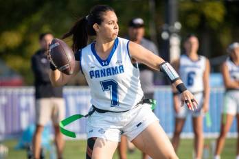 La jugadora panameña Orlanda Castro enviando un pase aéreo en el campo de juego.