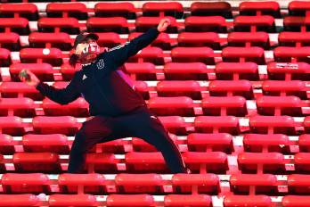 Un hincha de la Universidad de Chile se prepara para lanzar una piedra durante la interrupción del partido de vuelta de octavos de final de la Copa Sudamericana.