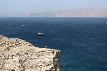 El estrecho de Ormuz, punto clave del comercio petrolero mundial, se mantiene bajo vigilancia ante el aumento de tensiones internacionales.