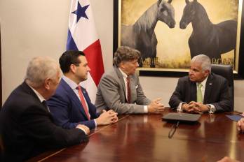Fotos de la reunión que sostuvo José Raúl Mulino, presidente de Panamá (derecha) con Christopher Landau, subsecretario de Estado de Estados Unidos en el marco de la 56° Asamblea General de la OEA.