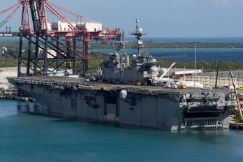 Una vista aérea muestra el USS Iwo Jima (LHD-7), un buque de asalto anfibio clase Wasp de la Armada de los EE. UU., atracado en el puerto de Ponce, Puerto Rico, el 15 de enero de 2026.