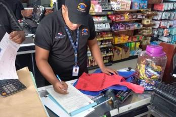Verificador de la Acodeco levanta acta por faltas relacionadas a la Ley 1 de 2018 de bolsas reutilizables.