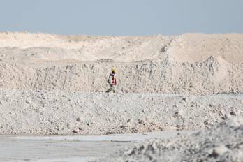 Fotografía de archivo del 15 de diciembre de 2023 de un hombre caminando en medio de promontorios de litio en Colcha K (Bolivia).