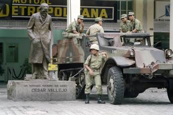 Soldados custodian la entrada de un banco, el 10 de abril de 1992, cerca de la estatua del poeta peruano César Vallejo