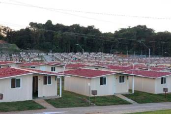 El programa Fondo Solidario de Vivienda consiste en un aporte de $10,000 que brinda el gobierno, a través del Miviot, como abono inicial para las personas y familias que deseen adquirir su primera casa, cuyo costo no exceda los $70,000.