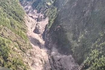 Veinticuatro horas después del desastre, las autoridades de Nepal siguen sin noticias de 823 personas, incluyendo 517 turistas extranjeros.