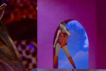 La cantante estadounidense Taylor Swift se presenta en el escenario durante “The Eras Tour” en el estadio Hard Rock en Miami Gardens, Florida, el 18 de octubre de 2024.