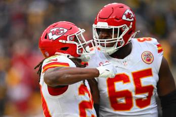 Los jugadores de Kansas City Chiefs, Kareem Hunt (izq.) y Trey Smith.
