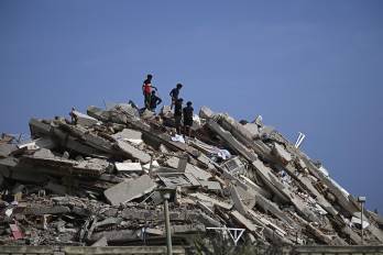 Varias personas buscan supervivientes mientras otras intentan rescatar pertenencias de un edificio derrumbado tras un terremoto en Catia La Mar, estado de La Guaira, a unos 30 km al noroeste de Caracas, el 25 de junio de 2026.