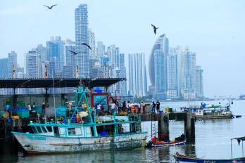 La actividad pesquera se mueve a flor de piel en un pequeño puerto en San Felipe, a orillas de la bahía de Panamá.