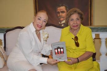 La magistrada Carmela De Orbegoso Russell del Perú y la Gobernadora, Mayín Correa.