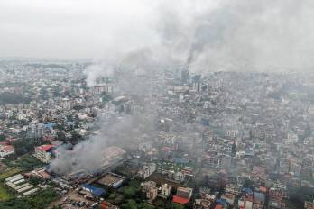 Columnas de humo envuelven la ciudad de Katmandú el 10 de septiembre de 2025, un día después de que varios edificios fueran incendiados por manifestantes.