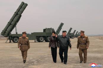 El líder norcoreano Kim Jong Un junto a su hija durante las prácticas de misiles.