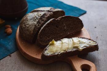 Gran parte de esto se concentra en los Valles Pasiegos, una de las zonas históricas de producción de mantequilla en España.