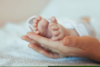 Bebé al momento de su nacimiento en compañía de su madre.