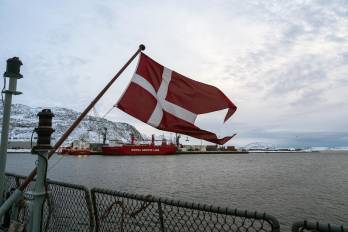 La bandera danesa ondea desde la cubierta del buque patrullero de la Marina Real Danesa HDMS Knud Rasmussen, amarrado en el puerto de Nuuk, Groenlandia, el 16 de enero de 2026.
