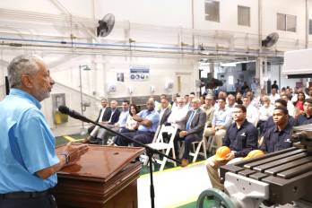 El administrador del Canal de Panamá, Ricaurte Vásquez Morales, ofrece las palabras de inauguración durante el lanzamiento del Programa de Aprendices en la Academia de Talentos.