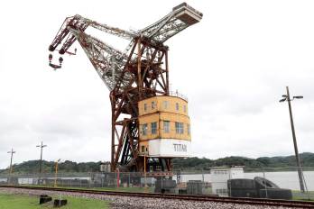 La grúa Titán permanece flotando en aguas del Canal de Panamá.
